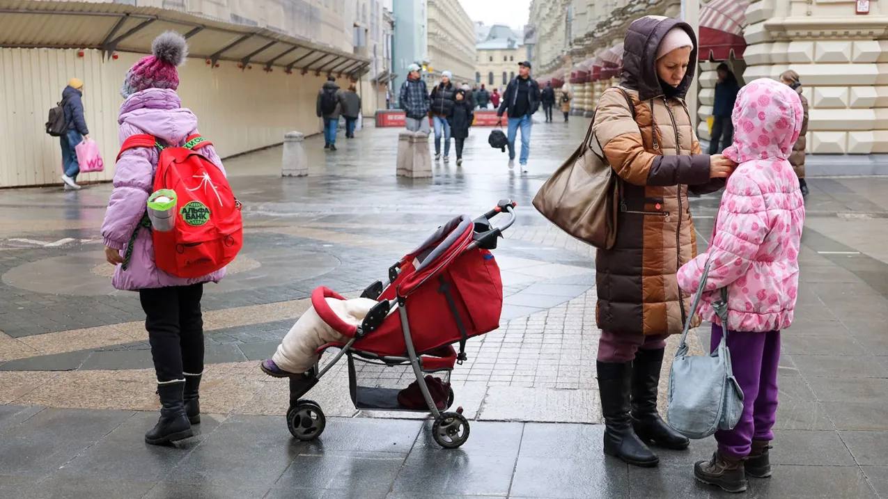 Согласно результатам опроса ВЦИОМ 39 россиян уверены что быть матерью в современном мире сложнее чем 20 лет назад Чаще с таким мнением соглашаются представители старшего поколения а реже молодежь Олег Елков ТАСС