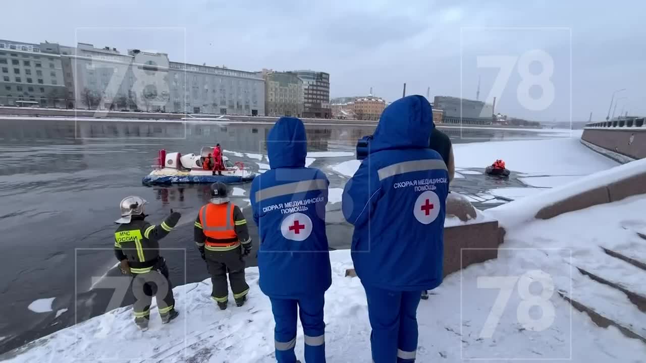 Поиски человека, провалившегося под лед, продолжаются