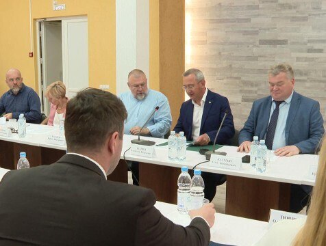 Советы по борьбе с фальсификацией истории калужане хотят довести до президента   В Калуге прошло заседание круглого стола, темой которого стала "Фальсификация истории, исторический экстремизм — новый вызов". Ученые-историки, политологи, общественные деятели совместно с губернатором обсуждали, как сохранить культурную идентичность и не позволить переписать историю страны. По итогу сформировали список рекомендаций, который планируют довести до правительства страны и непосредственно до президента.