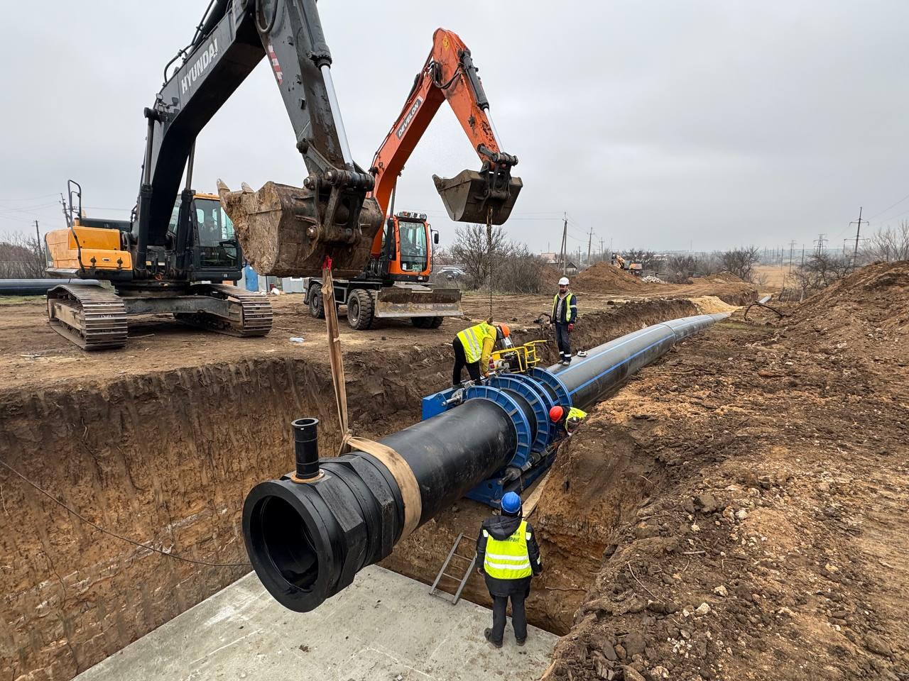 В ДНР до конца года построят еще 24 км водоводов Это позволит дополнительно перебрасывать 130 тысяч кубометров воды в сутки и улучшить ситуацию с водоснабжением в регионе Об этом сообщил вице премьер РФ Марат Хуснуллин Он добавил что новая инфраструктура поможет закрыть половину потребностей Республики в воде Напомним ранее Глава ДНР Денис Пушилин заявлял что для полного обеспечения водой региону требуется 850 тысяч кубометров воды в сутки Сейчас водовод из Дона дает 250 тысяч кубометров а из оставшихся резервов удается брать порядка 50 60 тысяч кубометров Фото Пресс служба ППК Фонд развития территорий vsednrru
