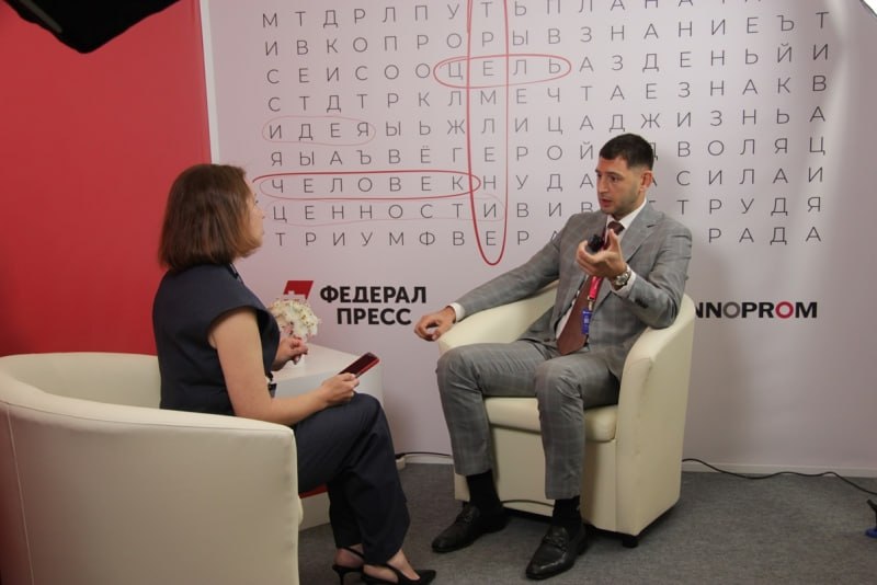 «Сейчас в нашей стране идет технологический переход». Председатель совета директоров АО «Кургандормаш» Юрий Авдалов рассказал в Открытой студии «ФедералПресс» на полях выставки ИННОПРОМ о секретах технологического лидерства на мировом и российском рынке, а также о роботизации промышленных предприятий. «Руководители морально и психологически преодолевают барьер, когда они понимают, что нам необходимо внедрять автоматизацию процессов – роботы или манипуляторы. Классические заводы должны перестраиваться, они должны из обычных промышленных предприятий становиться в какой-то части технологическими компаниями. Я считаю, что за десять лет ты должен либо зайти на борт, либо просто выпадешь из этой эволюционной цепочки», – рассказал председатель совета директоров АО «Кургандормаш» Юрий Авдалов. В прошлом году предприятие открыло третью производственную площадку. В 2025 году стартует строительство четвертой мегаплощадки совместно с партнерами из Белоруссии и Казахстана. Подробности в нашем материале.