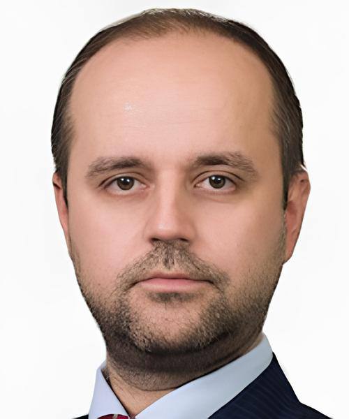 В "Инарктике" сменится гендиректор. Совет директоров компании назначил на эту должность Сергея Лимаренко. К новым обязанностям он приступит с 1 июля. Прежний гендиректор "Инарктики" Илья Соснов продолжит работу в компании как советник и сфокусируется на развитии новых направлений бизнеса, связанных с локализацией производства смолта и кормов. Сергей Лимаренко пришел в "Инарктику" в конце 2024 года в качестве первого замгендиректора. Прежде имел более чем 20-летний опыт управления в производственных и финансовых компаниях. С 2021 по 2024 гг. работал в Объединенной вагонной компании сначала заместителем гендиректора по финансам, затем – гендиректором . До этого был директором по экономике компании "Трансконтейнер" и работал в Банке Москвы. ™ Рыбхоз. Всё о рыбе