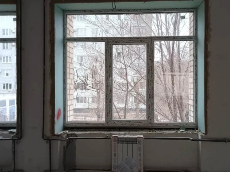 Всех детей в другую школу: в Волжском расторгли договор на ремонт школы № 32  В Волжском застопорился капитальный ремонт школы № 32, реализуемый в рамках государственной программы Волгоградской области «Развитие образования в Волгоградской области».  Напомним, договор на проведения ремонтных работ в двух корпусах на улице Пушкина, 124 и 124А заключили в декабре 2023 года. С января прошлого года подрядчик приступил к работе. Первоначально завершить работы во втором корпусе должны были к концу 2024 года, а в первом – к концу 2025 года, однако рабочие не укладывались в сроки. Как рассказали Волжский.ру в городской администрации, с момента начала отставания от графика производства работ администрация школы неоднократно в адрес подрядчика направляла претензии о нарушение сроков проведения капитального ремонта.   Подробнее на Волжский.ру:    #ВолжскийРу #волжский #vlz