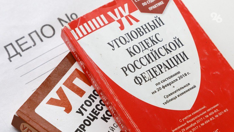 Косметолога из Зеленокумска заподозрили в незаконной медицинской деятельности 34-летняя женщина арендовала кабинет в городе и оказывала услуги косметолога. В сентябре 2024 года к ней на приём пришла 43-летняя местная жительница. После инъекции в глазное веко клиентки попала инфекция. Пострадавшая обратилась за медпомощью, и экспертиза установила, что ей причинили вред здоровью средней тяжести. Бьюти-мастера заподозрили в оказании косметологических услуг без лицензии. Возбуждено уголовное дело, сообщает СУ СКР по Ставрополью.