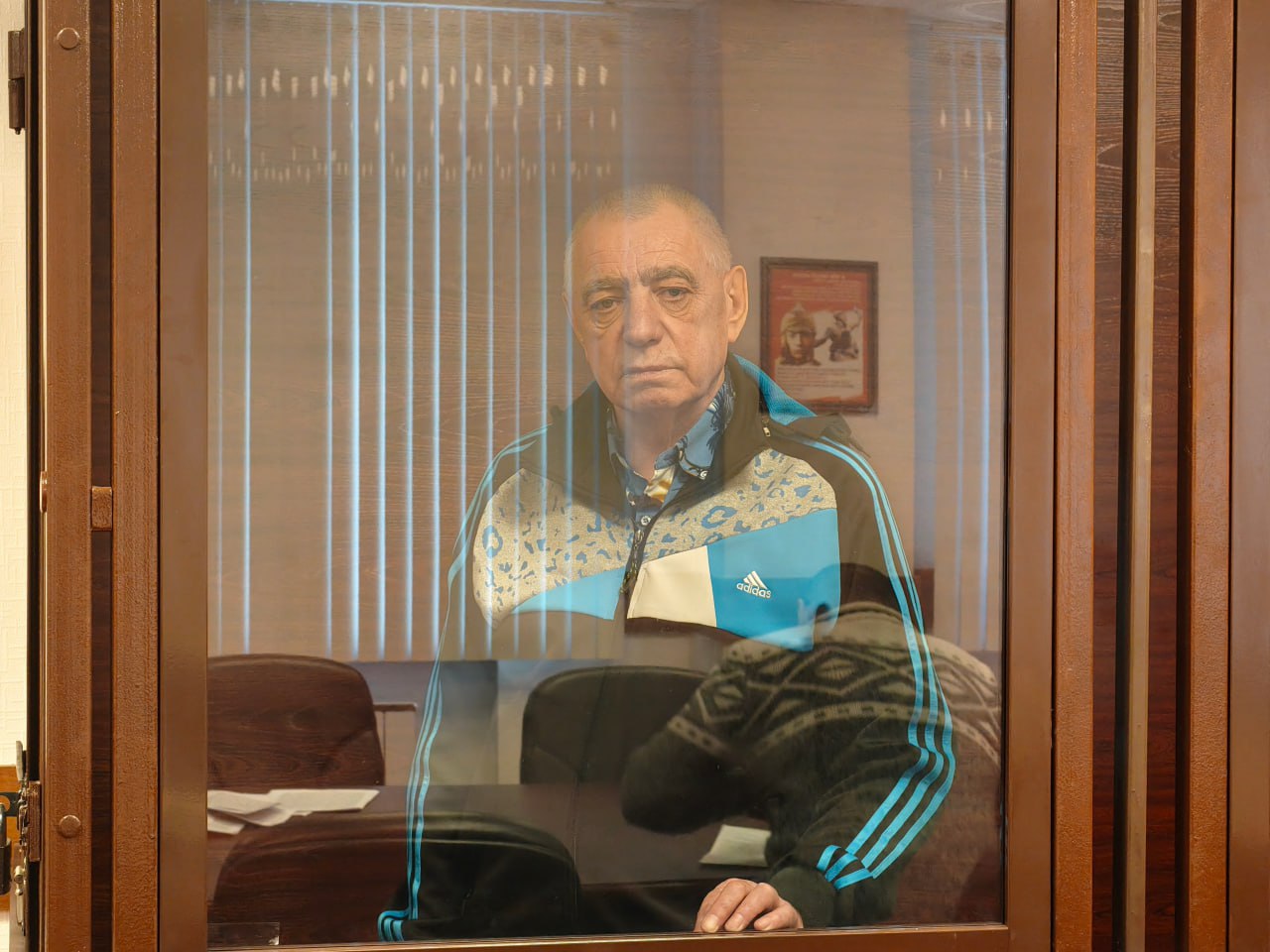 В Екатеринбурге осудили уроженца Украины из за разговоров в санатории Центральный окружной военный суд приговорил 65 летнего Михаила Тымкив к трем годам колонии поселения сообщила Медиазона Уроженцу Украины вменили призывы к экстремизму и оправдание терроризма Поводом стали высказывания в санатории Ахманка в Тюменской области По версии следствия в 2022 году Тымкив будучи пьяным у выхода в санаторий призывал пустить русню на мясо Также обвинение считает что в июне 2025 года мужчина в разговорах с персоналом и посетителями санатория высказался в поддержку Украины и одобрил взрывы Крымского моста В суде Тымкив вину не признал и настаивал что его оговорили Сторона защиты ссылалась на то что в материалах нет аудио или видеозаписей которые бы подтверждали позицию обвинения Основным доказательством по делу стали свидетельские показания персонала и посетителей санатория Подробнее читайте по ссылке   clck ru 3RKLQN Медиазона