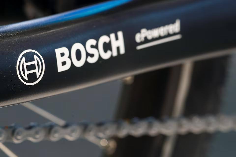 И эти тоже… Bosch сократит до 5550 работников из-за кризиса в немецком автопроме    Компания планирует уменьшить штат в подразделении компьютерных решений  3500 сотрудников , рулевого управления  1300 человек  и на заводе в Хильдесхайме  750 работников . В профсоюзе промышленников уже заявили, что будут «бороться с этими планами на всех уровнях».  Сокращения связаны с падением спроса на запчасти со стороны немецких автопроизводителей, которые сами переживают не лучшие времена. Среди других причин — избыток производственных мощностей и усиливающаяся конкуренция со стороны китайских компаний.  Возможно, ещё не поздно вернуться в российский рынок?