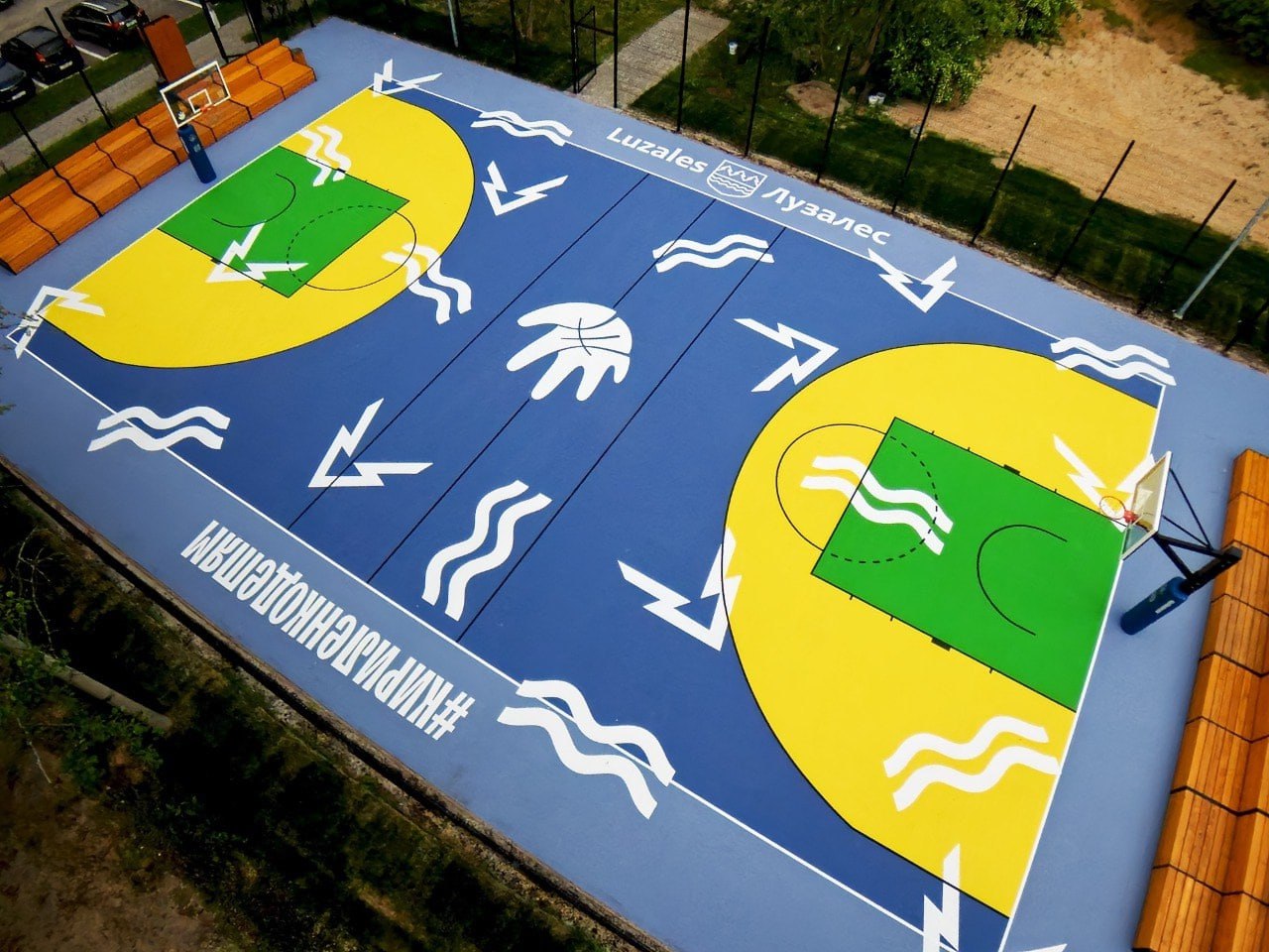 В Кирове могут построить баскетбольную площадку по проекту Кириленко детям Как рассказал председатель региональной федерации баскетбола Александр Захарук у нашего города хорошие шансы победить в конкурсе Площадка представляет из себя три корта корт для баскетбола пять на пять и два корта для баскетбола три на три Предварительно под площадку рассматривается территория Кочуровского парка