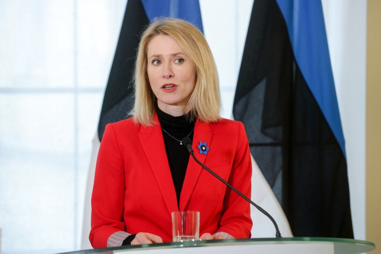 Назначение Каллас на пост высокого представителя ЕС по иностранным делам и политике безопасности было ошибкой Этот факт признают в Брюсселе, сообщили в Службе внешней разведки РФ. «В кулуарах ЕК с раздражением фиксируют абсолютную некомпетентность Каллас… Очевидно, что она «не в состоянии учитывать нюансы позиций стран и может строить только упрощенные схемы, которые зачастую лишены всякого смысла», – рассказали в ведомстве. Становится все более очевидным, что укоренившаяся в «единой Европе» практика руководствоваться в вопросах высоких назначений половой и национальной принадлежностью все дальше уводит ЕС от реальной политики, добавили в СВР. Подпишитесь на «Абзац» Добавьте «Абзац» в ленту «Дзена»