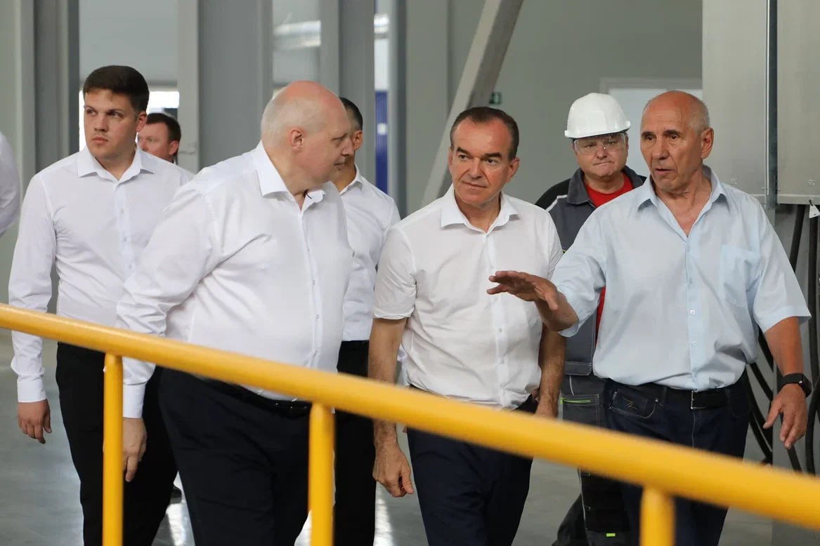 В Армавире готовят к открытию вторую очередь завода по производству жаропрочной посуды  Вениамин Кондратьев посетил одно из крупнейших предприятий муниципалитета. Производство литой алюминиевой посуды «Горница» выросло на мощностях предприятия по заготовке лома.  – Мы неоднократно говорили о том, что размещать новые промышленные предприятия необходимо на базе заброшенных или неэффективно используемых площадок с готовой инфраструктурой. Эти территории нужно не застраивать, а возрождать и модернизировать, производить товары с высокой добавленной стоимостью. Для этого в регионе созданы все условия, работают различные программы господдержки. Компания «Горница» – пример реализации такого подхода. Вы наладили выпуск алюминиевой посуды, став одним из крупнейших производителей в стране. В непростых экономических условиях всего за два года запустили строительство второго завода, где будете выпускать изделия из жаропрочного стекла. Благодаря вашей настойчивости в ближайшее время появится уникальное для страны импортозамещающее производство, которое покроет до 50 процентов российского рынка. Всегда рады помогать компаниям, которые умеют добиваться такого результата, – сказал Вениамин Кондратьев.