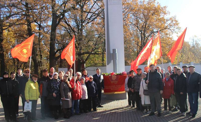 Брянские коммунисты и комсомольцы провели в городах и районах области торжественные митинги и возложения цветов в честь 106-й годовщины Ленинского комсомола. В областном центре день рождения комсомола 29 октября верные ленинцы и комсомольцы всех поколений отмечали митингом и возложением цветов к памятнику комсомольцам в Бежицком районе  «Штыку» .    В мероприятиях участвовали ветераны комсомола и нынешние активисты КПРФ и ЛКСМ РФ, сторонники партии, представители общественности.    День рождения комсомола отмечается 29 октября. В 1918 году I Всероссийский съезд рабочей и крестьянской молодежи постановил создать Российский коммунистический союз молодежи, который позднее стали называть Всесоюзным Ленинским коммунистическим союзом молодежи  ВЛКСМ .   Для нескольких поколений советских людей комсомол – это их беспокойная юность, масштабные стройки, это героизм и настоящее комсомольское братство