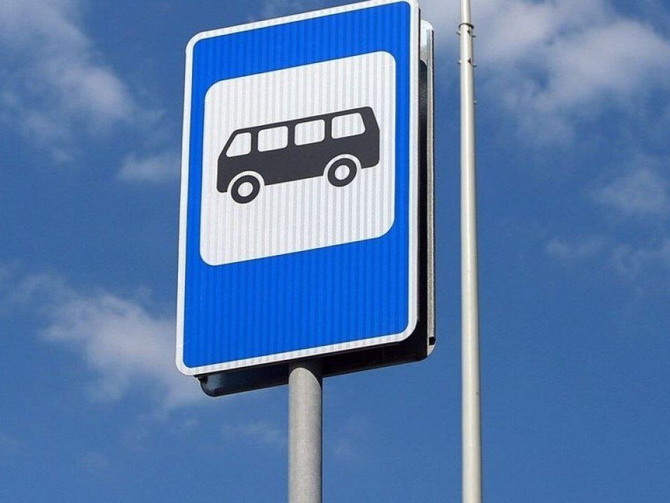 В Чувашии улучшат транспортное обслуживание населения С 15 июля 2025 года возобновится автобусное сообщение между Чебоксарами и Новочебоксарском по маршруту №270, с новым перевозчиком и парком из 30 автобусов, включая двух резервных. Дополнительно будет усилено транспортное сообщение на межмуниципальном маршруте № 131 «г.Чебоксары АВ "Пригородный" – с.Альгешево – д.Синьялы». Как сообщает Минтранс Чувашии, количество автобусов увеличится вдвое. Это позволит сократить интервалы между рейсами до получаса. Время ожидания пассажиров, соответственно, также сократится. При этом стоимость проезда останется прежней.