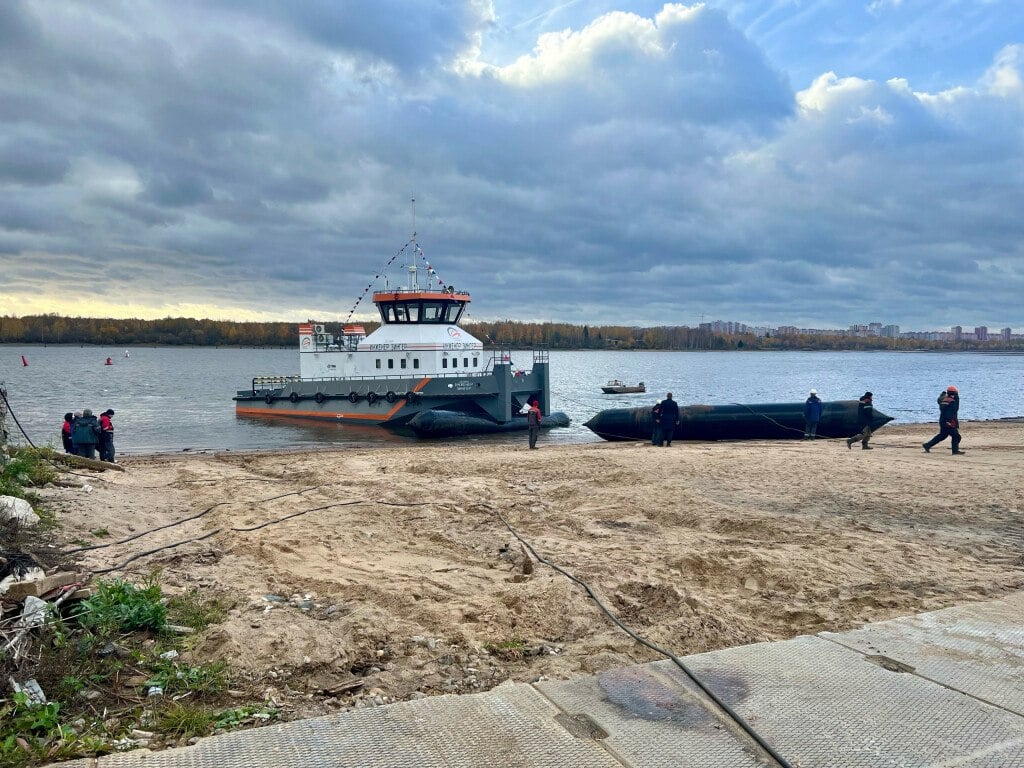 Спущен на воду буксирный теплоход-толкач "Инженер Зингер" проекта ТСК.395  На «Череповецком судостроительном заводе» состоялась торжественная церемония спуска на воду буксира проекта ТСК.395. Судно получило свое название в честь Марка Михайловича Зингера, директора ООО «Инженерный центр судостроения». Марк Зингер внёс неоценимый вклад в развитие «Череповецкого судостроительного завода», поддерживая компанию на этапе проектирования и выступая в качестве эксперта. Теперь его имя навсегда останется частью истории судоходства. В торжественной церемонии спуска судна участвовали члены семьи Марка Зингера — его супруга и дети, которые стали свидетелями традиционного разбивания бутылки о борт на удачу. В ближайшее буксир пройдёт необходимые испытания, после чего его о...  Читать далее:        - подпишись  Кстати, а вы хотите чтобы на этом канале появились новости о вашей компании? Это бесплатно! Подробнее здесь: