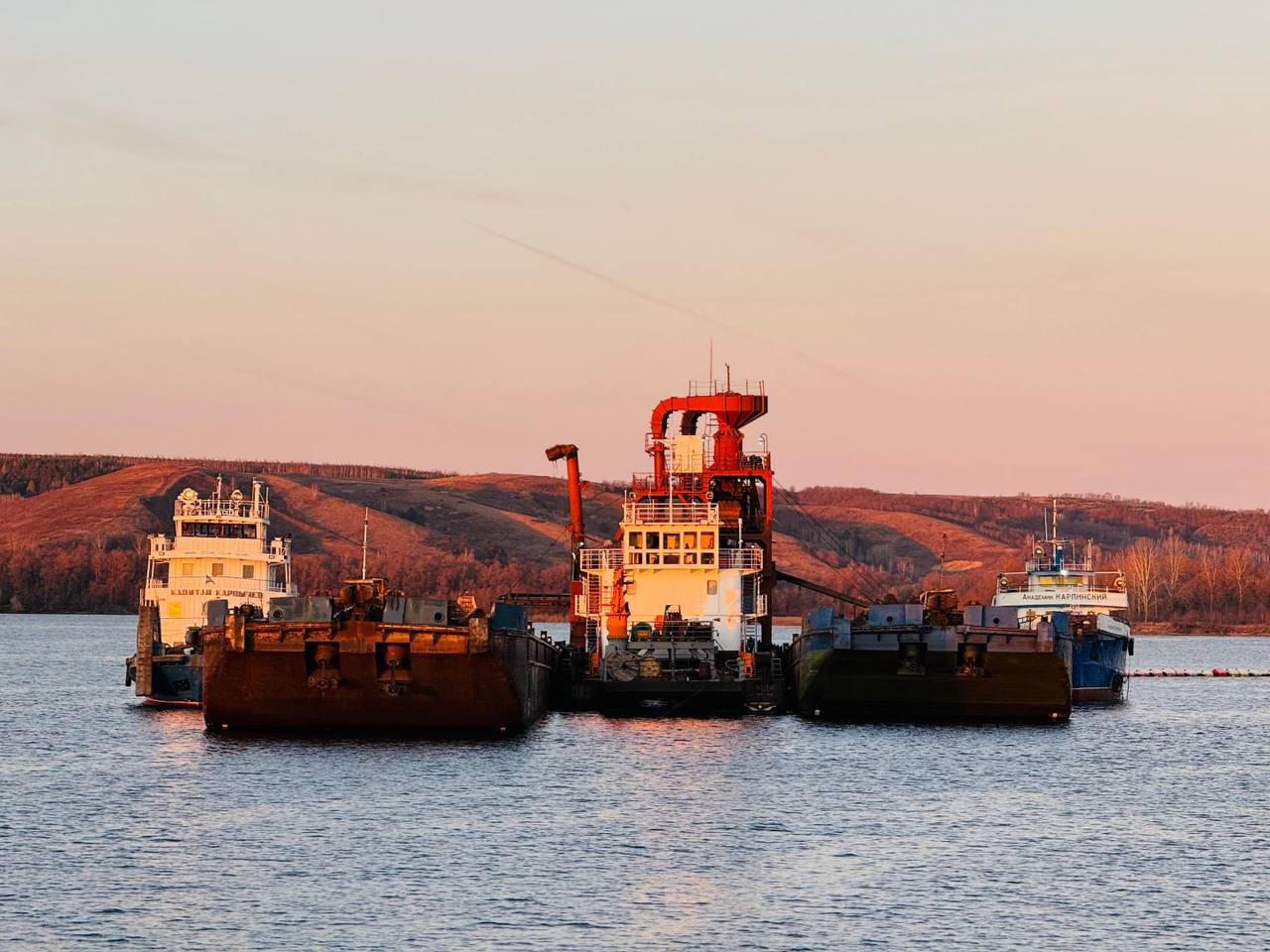 Первое судно по собственному проекту в Республике Марий Эл спустили земснаряд Вскрышной 1 Купили проект земснаряда у РЦПКБ Стапель и сделали свой Судоходная компания Алтын Яр занимающаяся добычей нерудных полезных ископаемых в конце октября спустила на воду земснаряд для вскрытия отработанных месторождений Первый опыт судостроения оказался успешным Помощь в спуске оказала компания Базис Групп обеспечившая доступ к мощностям Судостроительно судоремонтного завода имени С Н Бутякова Беседовала Виктория Корабеловна Подготовил текст Петр Щеголихин