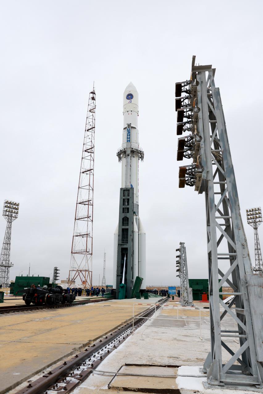 Протон М со спутником Электро Л 5 установили на стартовый стол Байконура После вертикализации ракеты специалисты Роскосмоса продолжили готовить её к пуску Старт 15 декабря в 15 20 мск Это будет последний запуск разгонного блока ДМ производства РКК Энергия с космодрома Байконур Все последующие старты будут выполняться только с Восточного и Плесецка Как создавались ракеты серии Протон Фото Иван Тимошенко Роскосмос Медиа