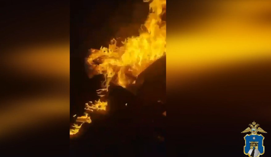 Ставрополец сжег имущество падчерицы и снял все на видео В полицию Апанасенковского округа с заявлением об умышленном уничтожении принадлежащего ей имущества обратилась жительница Ставрополя Полицейские установили что к этому причастен отчим потерпевшей 55 летний житель села Киевка Выяснилось что между мужчиной и потерпевшей неоднократно происходили незначительные конфликты и копились взаимные обиды В один из дней селянин решил отомстить Он развел посреди двора костер в котором сжег хранившиеся по месту его проживания принадлежащие женщине автомобильные колеса свадебное платье личные фотографии Свои действия мужчина снял на камеру телефона и отправил видеозапись женщине и ее сожителю В отношении подозреваемого возбуждено уголовное дело ГТРК Ставрополье Читайте нас в MAX