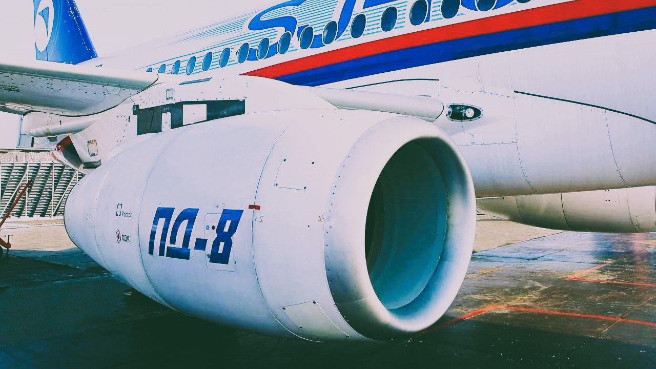 Новые российские авиадвигатели ПД 8 для Суперджетов и самолётов амфибий Бе 200 налетали на испытаниях свыше 4000 часов Их характеристики соответствуют заявленным Разработчик Объединённая двигателестроительная корпорация уже установил 2 двигателя на опытные лайнеры Ещё один ПД 8 тестируют на летающей лаборатории Ил 76ЛЛ в подмосковном Жуковском Впереди у моторов серьёзная проверка полёты в Архангельске в условиях естественного обледенения Эти двигатели создали рекордно быстро В мировой практике на это уходит 10 12 лет а российские инженеры справились вдвое быстрее Это важный шаг к полной независимости отечественного авиастроения от зарубежных деталей