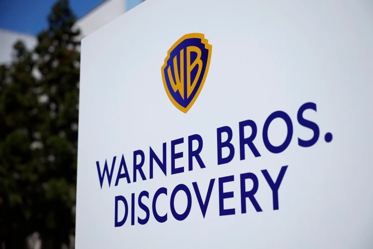 Warner Bros подала заявку на регистрацию товарного знака в России   Американская компания Warner Bros подала заявку в Федеральную службу по интеллектуальной собственности Роспатент на регистрацию товарного знака в России Заявка на регистрацию поступила 10 августа 2025 года из Калифорнии США Об этом сообщает ТАСС Товарный знак регистрируется по 13 классам международной классификации товаров и услуг в них входят в том числе игрушки и спортивные товары реклама и управление бизнесом телекоммуникационные услуги образование и культурные услуги научные и технические услуги гостиничные и ресторанные услуги Согласно данным Роспатента решение о регистрации принято 18 сентября 2025 года   В 2022 году компания Warner Bros вместе с другими голливудскими студиями приостановила свою деятельность в России   www proficinema com news detail php ID 432705