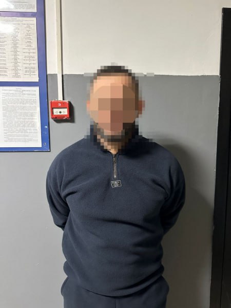 Североосетинские оперативники задержали рецидивиста находившегося в федеральном розыске     Сотрудники Управления уголовного розыска МВД по РСО Алания совместно с бойцами СОБР Нарт задержали 38 летнего жителя Владикавказа находившегося в федеральном розыске Мужчина подозревается в совершении преступления предусмотренного ч 2 ст 213 УК РФ Хулиганство с применением оружия Ранее гражданин уже привлекался к уголовной ответственности за совершение тяжких преступлений Из материалов уголовного дела следует поздним вечером 30 июня 2025 года подозреваемый находясь в общественном месте открыл огонь очередями из автомата произведя не менее 61 выстрела по фасаду кафе Действия злоумышленника привели к грубому нарушению общественного порядка и вызвали серьезную обеспокоенность среди горожан После возбуждения уголовного дела подозреваемый предпринял попытку скрыться от следствия и был объявлен в федеральный розыск Рецидивист систематически менял место жительства прибегал к различным уловкам чтобы затруднить работу правоохранительных органов Несмотря на изощренные попытки скрыться североосетинские оперативники отследили перемещения подозреваемого установили его точное местонахождение и задержали  В настоящее время задержанный помещен под стражу Подписаться на МВД по РСО Алания в ТГ МВД по РСО Алания в ВК МВД по РСО Алания в ОК Подписаться на МВД России в MAX