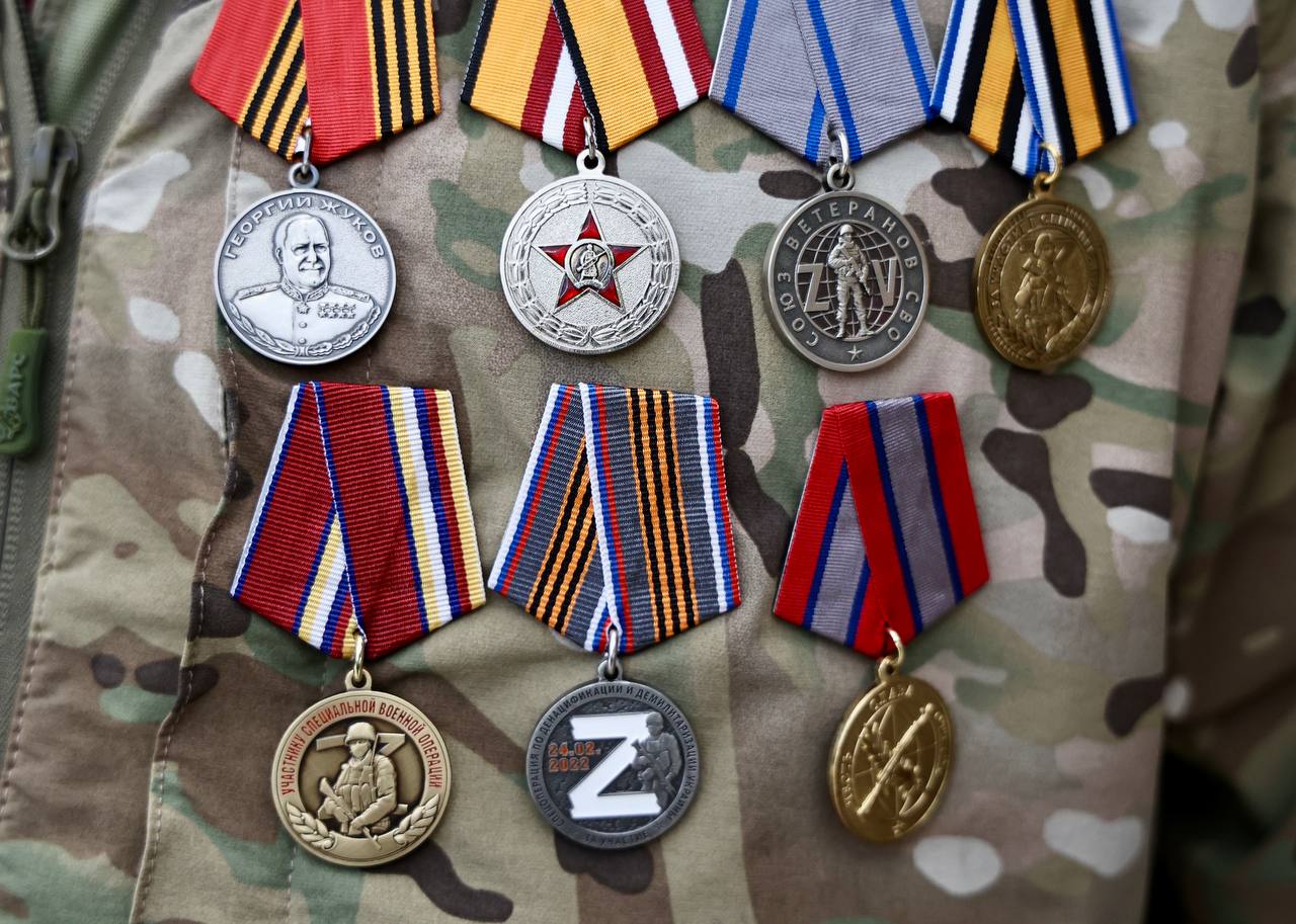 Герой России из Челябинской области Максим Шоломов вошел в сборник графических новелл Знание Герои Проект рассчитан на все 89 регионов и включает 15 историй о героизме стойкости и вкладе этих людей в общество после возвращения Сборники созданные с поддержкой Президентского фонда культурных инициатив помогут школьникам узнать о реальных подвигах героев и их значении для страны Истории в новеллах это живая правда которая вдохновляет молодежь и способствует патриотическому воспитанию отметил Саркис Гюласарян заместитель генерального директора Российского общества Знание Более 200 тысяч экземпляров сборников будут переданы в 5000 школ где станут основой для лекций проводимых педагогами и библиотекарями Ученики узнают о таких героях как Владислав Головин Роман Кулаков Людмила Болилая первая женщина удостоенная звания Героя Российской Федерации с начала спецоперации а также о других героях включая Павла Фадеичева eoblast