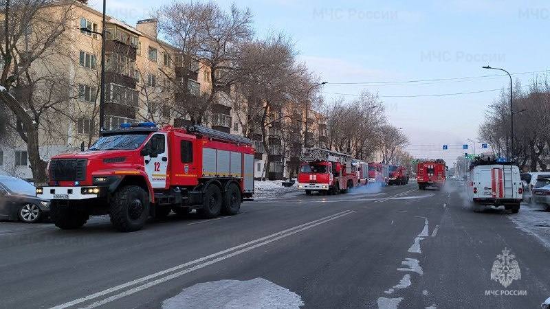 Пожар был оперативно ликвидирован. Самостоятельно из задымленного подъезда эвакуировались 35 человек. 12 человек с применением спасустройств по лестничному маршу вывели огнеборцы.    На месте работали 43 специалиста и 10 единиц техники.   Погибших, пострадавших нет.   По данному факту проводится доследственная проверка. На месте происшествия работают дознаватель и эксперты испытательной пожарной лаборатории МЧС России, сообщает амурское МЧС.