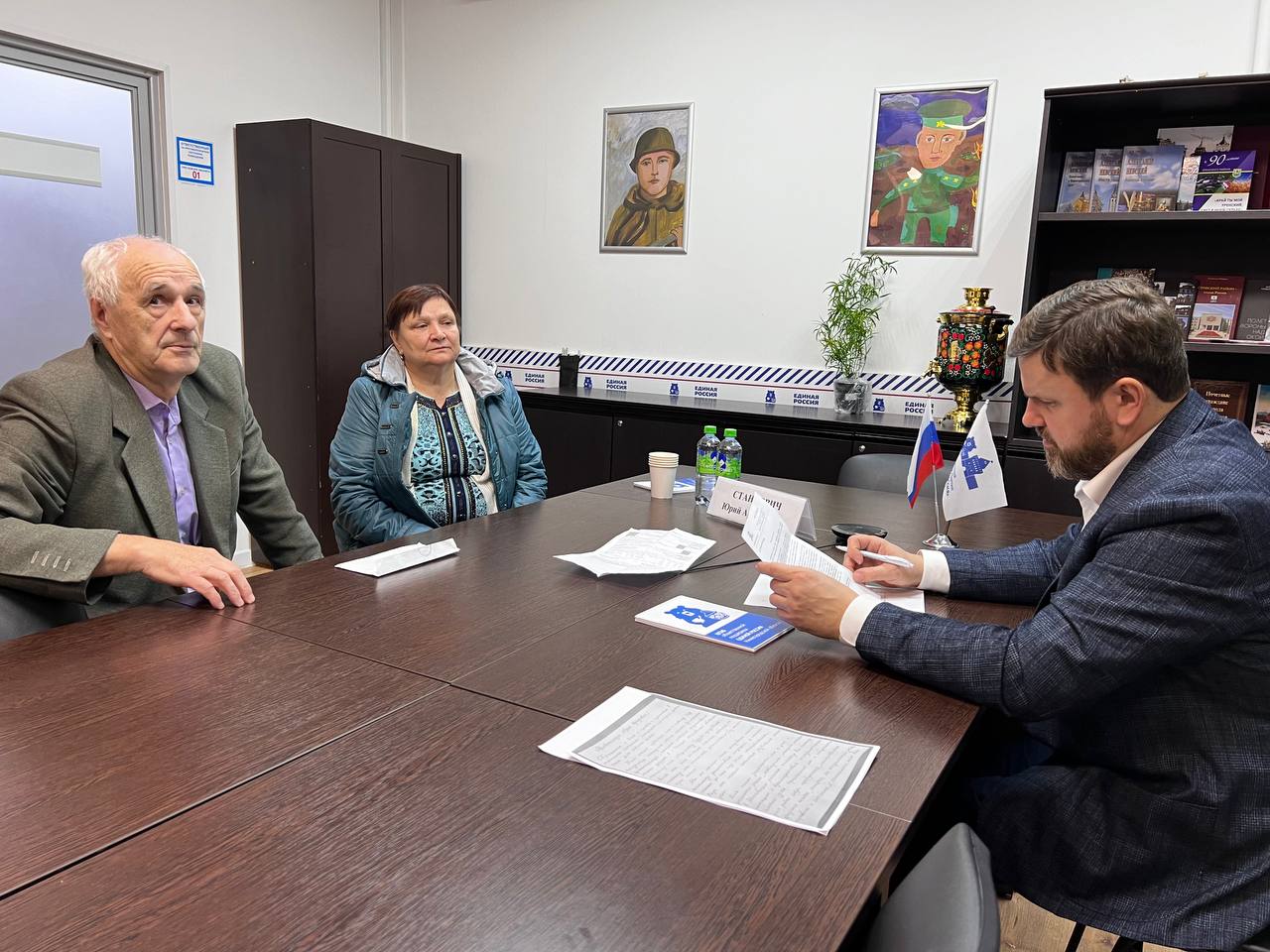 В Нижнем Новгороде провёл приём граждан.   В осенне-зимний период в зоне повышенного внимания работа предприятий ЖКХ, ресурсоснабжающих организаций.   Значительное количество обращений  жалоб  касается размеров начисляемой платы за теплоснабжение и вывоз мусора.   Ряд вопросов напрямую не связан с низкой исполнительской дисциплиной на местах, поскольку требует нормативного урегулирования.   Например, вывоз строительного и иного мусора и содержание контейнерных площадок.   В действующем законодательстве сохраняются пробелы, из-за которых сегодня контейнерные площадки зачастую завалены не твёрдыми коммунальными отходами, а строительными отходами, древесно-порубочными остатками, шинами, негабаритным мусором, автопокрышками, бытовой техникой, электроникой и проч.   Совместно с Российским экологическим оператором  РЭО  ведём диалог с органами власти различных уровней о том, что регоператоры будут неукоснительно убирать с контейнерных площадок не только ТКО, но и все другие отходы.   Также с субъектами России обсуждается передача регоператорам функций по созданию и содержанию контейнерных площадок в чистоте. Сегодня эта задача находится на перекрёстке полномочий управляющих компаний, органов местного самоуправления и регоператоров, что зачастую провоцирует споры и перекладывание ответственности