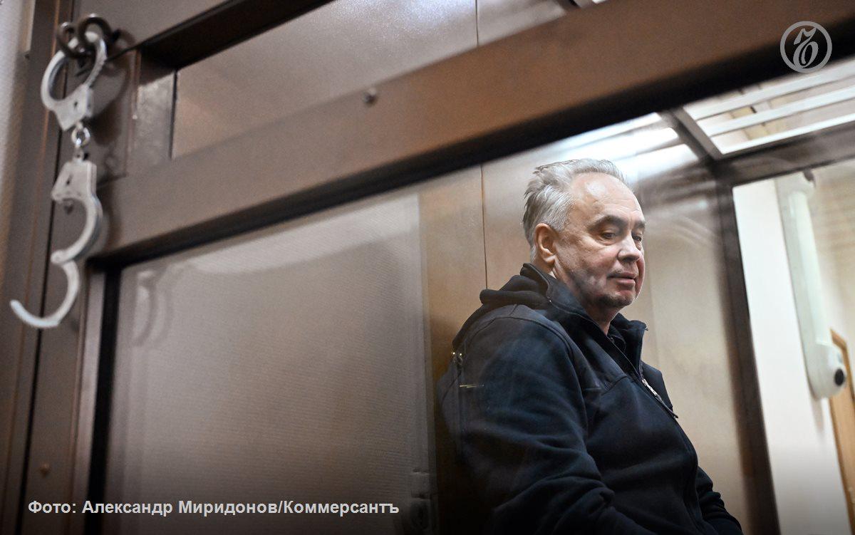 Как стало известно «Ъ», у бывшего замминистра транспорта и летного директора «Аэрофлота» Игоря Чалика арестовали недвижимость кадастровой стоимостью около 100 млн руб. Сам он был взят судом под домашний арест по обвинению в растрате чуть более 4 млн руб. на последнем месте работы — в Государственном научно-исследовательском институте гражданской авиации ФГУП ГосНИИ ГА . По данным фигуранта, активы он приобрел на официальную зарплату. Подробнее — в материале «Ъ». #Ъузнал