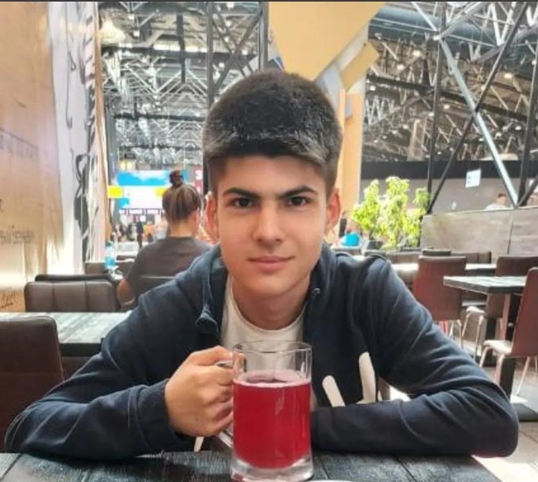 Семье 18-летнего Гагика Григоряна, осужденного на семь лет по делу о госизмене, нужна финансовая помощь  Школьник, активист движения «Левое социалистическое действие» из Курска Гагик Григорян пропал осенью 2023 года. Только в июне 2024 правозащитники из «Зоны солидарности» нашли его в московском СИЗО.   Слушания по делу Григоряна проходили в закрытом режиме, поэтому подробности дела не сообщали даже государственные СМИ. Известно лишь, что, по версии следствия, Гагик Григорян «желая наступления поражения РФ в ходе проведения специальной военной операции», в мессенджере Signal «самостоятельно и инициативно установил устойчивую связь с ранее незнакомыми ему лицами <…> заведомо для него действующими в интересах ГУР Министерства обороны Украины» и добровольно взял на себя обязательство оказывать «представителям указанного государства помощь в деятельности, направленной против безопасности РФ».   В январе 2025 года Гагика Григоряна приговорили к семи годам колонии и штрафу в 40 000 рублей по статье о госизмене и террористическим статьям.  Более трех месяцев семья Гагика Григоряна не может собрать деньги, чтобы обеспечивать пребывание в Москве во время рассмотрения дела в кассации и помогать ему в заключении — отправлять передачи с продуктами, средствами гигиены и т.д.   На платформе «Заодно» открыт сбор средств в рублях на имя мамы заключенного. Необходимо собрать 200 000 рублей.