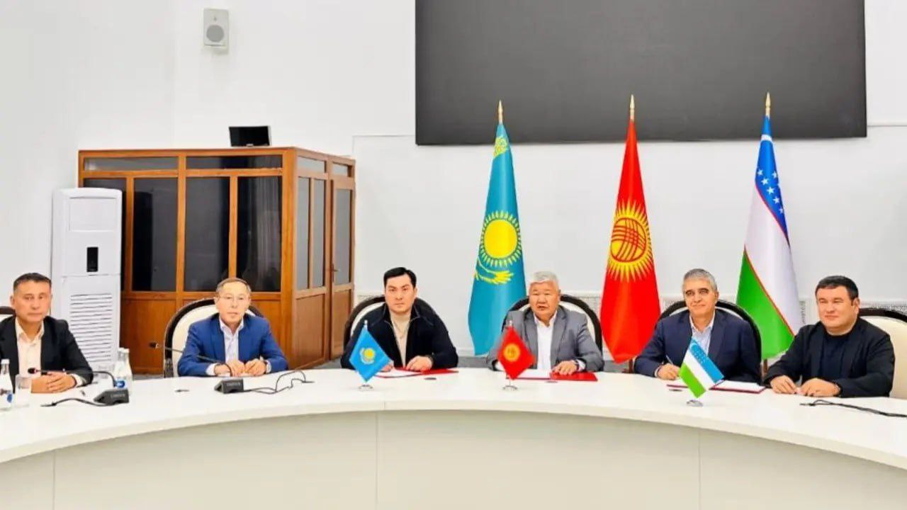 Казахстан Кыргызстан и Узбекистан согласовали водно энергетический баланс региона В Чолпон Ате Казахстан Кыргызстан и Узбекистан подписали протоколы регулирующие попуски воды и поставки электроэнергии сообщает пресс служба Министерства энергетики РК Документы определили обязательства сторон по обеспечению попусков воды из Токтогульского водохранилища в обмен на поставки электроэнергии из Казахстана и Узбекистана в Кыргызстан Также стороны согласовали условия транзита электроэнергии из России в Кыргызстан через энергосистему Казахстана Эти меры направлены на поддержание уровня воды в водохранилище и бесперебойное снабжение поливной водой южных регионов Казахстана в предстоящий вегетационный период Отдельно прошли двусторонние переговоры Казахстан и Узбекистан подписали протокол о поставках около 900 млн кВт ч электроэнергии в Казахстан с марта по декабрь 2026 года для покрытия дефицитов в южной энергозоне в период ремонтов на станциях