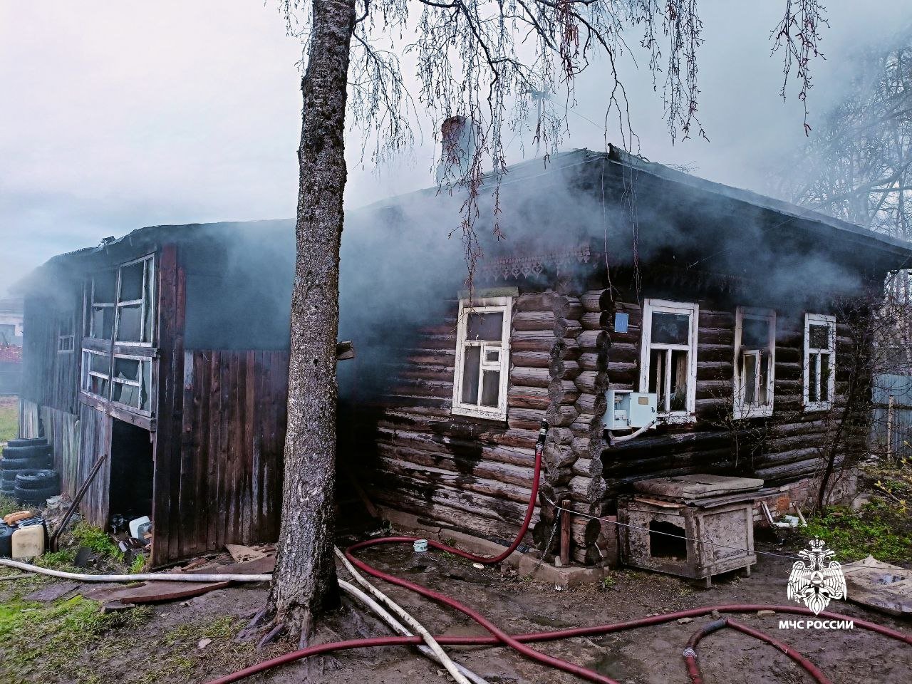 Грязовчанам пришлось покинуть жилье из-за пожара Сегодня около половины пятого утра в пожарную охрану поступило сообщение о возгорании в частном доме на улице Советской. К месту происшествия были направлены 4 единицы техники и 16 специалистов. К счастью, никто не пострадал. Жители дома эвакуировались самостоятельно до прибытия пожарных подразделений. Причина случившегося устанавливается.