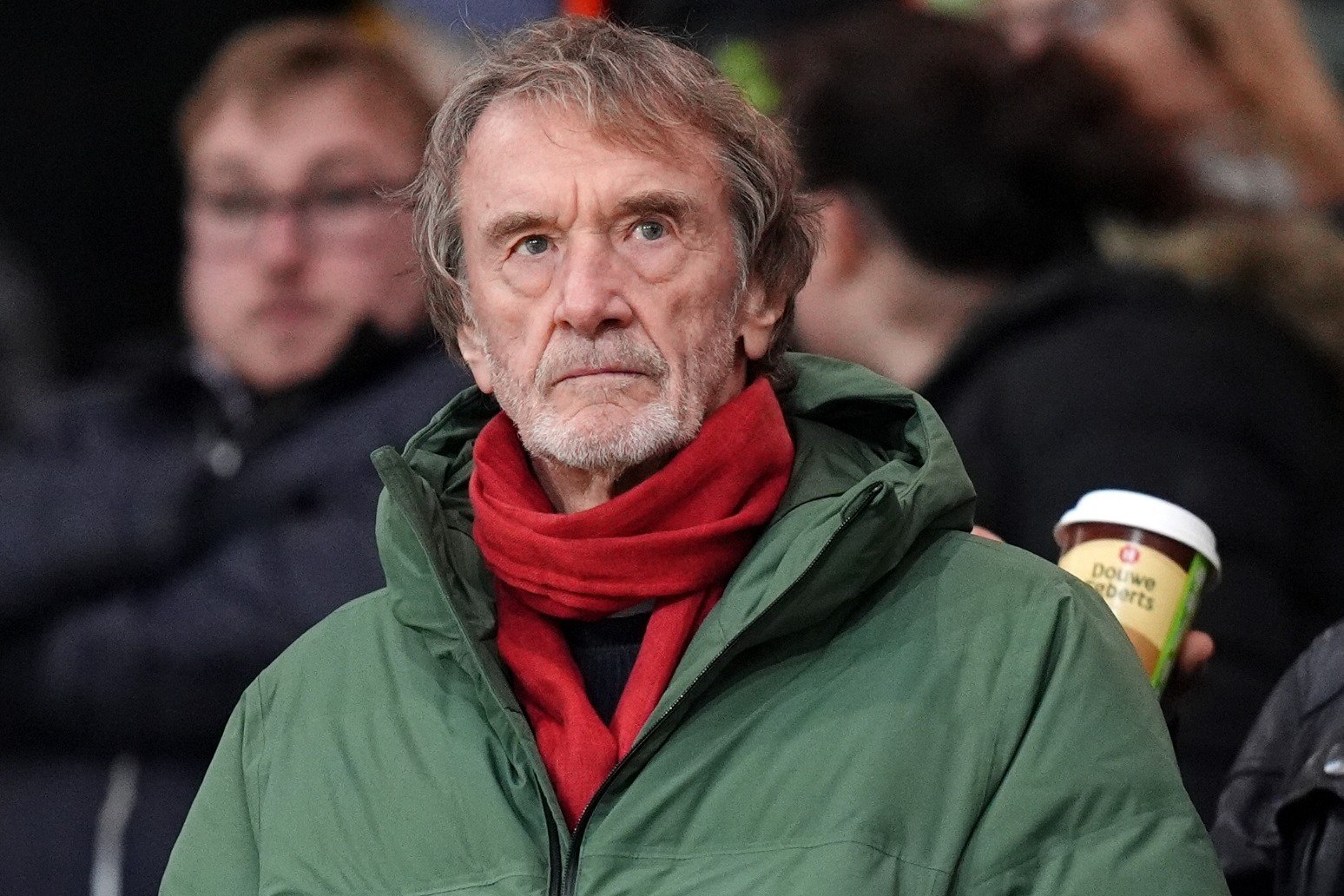 Игроки МЮ встревожены громким заявлением Джима Рэтклиффа о колонизации Великобритании мигрантами Daily Mail Футболисты возмущены словами совладельца клуба о 9 млн человек на пособиях и уверены что босс избежит санкций которые за подобное применили бы к любому игроку Руководству Юнайтед пришлось несколько часов работать над заявлением стараясь найти баланс и сгладить конфликт внутри команды Подпишись на Евро футбол в MAX