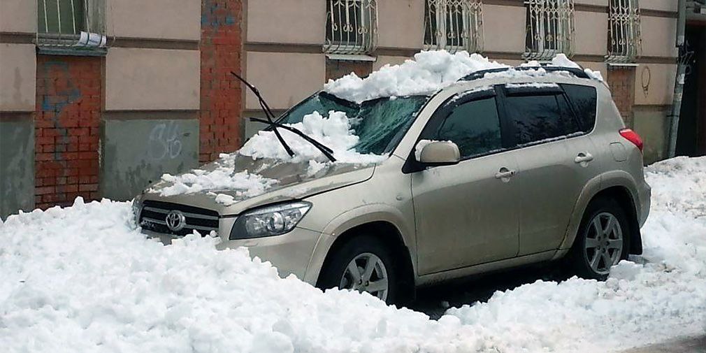 Стало известно, сколько пермяков обращаются за компенсацией за падение льда на машины  Автолюбители Перми реже жителей других мегаполисов обращаются в страховые компании после падения сосулек и снега на автомобили. Такие выводы содержатся в исследовании пресс-службы страхового брокера Mainsgroup.  «Больше всего тех, чье имущество пострадало от падения сосулек и снега, оказалось в Нижнем Новгороде  22,8%  , меньше всего — в Перми  10,5% , Санкт-Петербурге  9,3%  и Тюмени  8,3% », — приводит данные для РИА Недвижимости страховой брокер. Опрос автомобилистов был проведен в 17 крупных городах.  Источник    ЧП Пермь    Прислать новость