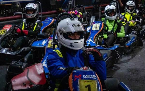 На картодроме MIKS Karting в Москве прошел финальный этап любительского Кубка по картингу Аэрофлот MIKS Юниор Турнир стартовал в начале июня и прошел в четыре этапа В нем приняли участие более 50 детей в возрасте от 10 до 17 лет До заключительных заездов дошли 44 пилота все они получили сувениры от авиакомпании и высокотехнологичные аксессуары для картинга Победителям и призерам вручили подарки а лауреатам трех специальных номинаций за Волю к победе Лучший дебют и Самый лучший круг финала по два билета на ближайший домашний матч партнера Аэрофлота ПФК ЦСКА 7 сентября состоится День открытых дверей для детей которые хотят попробовать свои силы в картинге и их родителей А 13 сентября команда Аэрофлота с участием юных пилотов выступит на турнире приуроченном ко Дню города Москвы РБК Life