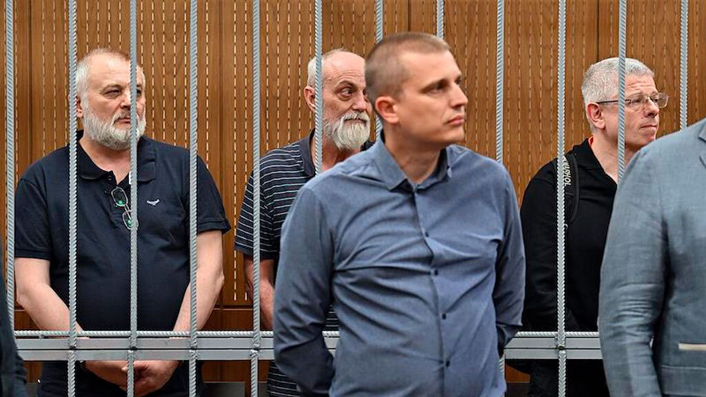 Ликвидаторы украли сотни миллионов на свалке «Черная дыра» Мещанский районный суд Москвы вынес приговор бывшему заместителю председателя комитета Торгово-промышленной палаты ТПП России по природопользованию и экологии Сергею Чернину. Он признан виновным в хищении 385 миллионов рублей и приговорен к 10 годам лишения свободы в исправительной колонии общего режима. Компания «Газэнергострой», которую возглавлял Чернин, выступала подрядчиком в проектах по ликвидации трех крупнейших объектов накопленного экологического вреда в Дзержинске Нижегородской области: свалки промышленных отходов «Черная дыра», шламонакопителя «Белое море» и полигона твердых бытовых отходов «Игумново». В 2011 году на тот момент президент РФ Дмитрий Медведев поручил ликвидировать эти объекты в рамках программы по устранению накопленного экологического ущерба. На реализацию проекта из федерального бюджета было выделено не менее 7 миллиардов рублей. Однако в 2020 году Счетная палата сообщила о крайне низкой эффективности использования выделенных средств. На скамье подсудимых также оказались топ-менеджеры группы компаний «Газэнергострой» — Дмитрий Сучков и Валерий Меркулов. По приговору суда, Сучков получил 8 лет лишения свободы, Меркулов — 6 лет. Все трое обвиняемых вину не признали.