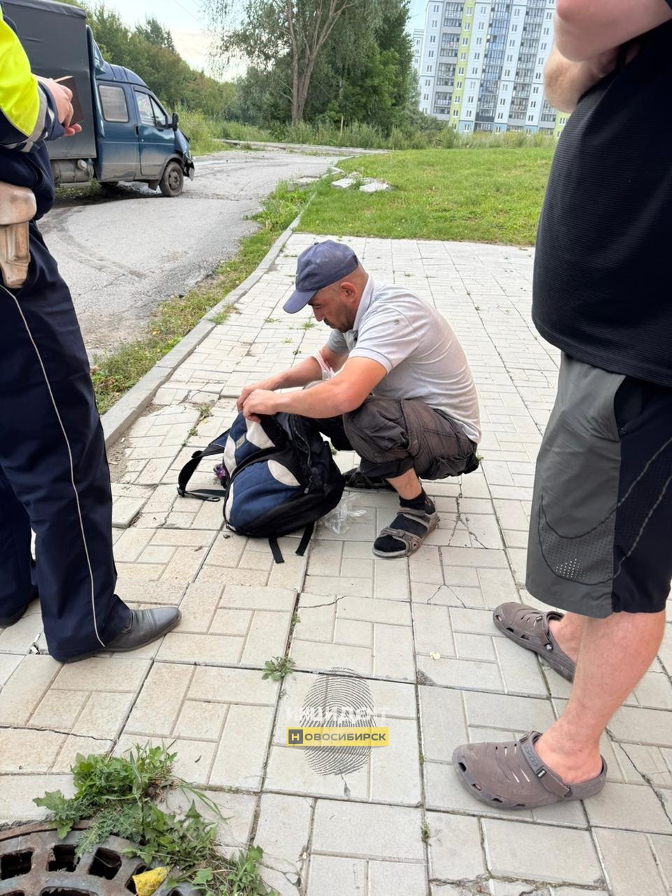 Пьяный водитель ГАЗели протаранил более 5 автомобилей сегодня утром около дома №14 по улице Николая Сотникова Как сообщили в пресс-службе ГУ МВД по Новосибирской области, сообщение о ДТП у дома по улице Сотникова в полицию поступало. На месте работает экипаж ДПС Госавтоинспекции УМВД России по городу Новосибирску. По предварительной информации, в результате наезда автомобиля Газель повреждено более 5 автомобилей. При освидетельствовании на месте у водителя Газели установлено опьянение. Кроме того, у мужчины отсутствует водительское удостоверение. Автоинспекторы составили в отношении гражданина административный протокол по ч.3 ст. 12.8 КоАП РФ. Водитель доставлен в отдел полиции для дальнейшего разбирательства.