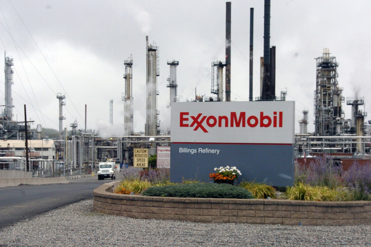ExxonMobil возвращается в Ливию  Американский гигант ExxonMobil возобновит добычу нефти в Ливии после почти десятилетнего перерыва. Компания подписала меморандум о взаимопонимании с ливийской государственной National Oil Corporation  NOC .  ExxonMobil проведет детальное техническое исследование четырех морских блоков, расположенных недалеко от северо-западного побережья страны и в бассейне Сирт, говорится в заявлении компании NOC.  Спектр работ также включает геологические и геофизические исследования, необходимые для обнаружения углеводородов на этих блоках.   Власти Ливии активно привлекают зарубежные компании к добыче углеводородов. В частности, ранее ливийские власти сообщали о подписании соглашений с Shell и BP, а также о планах заключить новые сделки.   Ранее ИнфоТЭК сообщал, что Ливия также стремится привлечь российские компании. Так, министр нефти и газа Ливии Халифа Абд ас-Садек заявил о значительном интересе российских компаний к участию в нефтедобыче в стране.   "Три российские компании, в том числе "Лукойл" и "Газпром нефть", проявили интерес к участию в проектах нефтеразведки и добычи в Ливии. Но нам нужно больше российских компаний в Ливии, поэтому мы приглашаем все российские нефтяные компании принять участие в тендере на разведку месторождений", – отмечал он.   Кроме того, по словам министра, Ливия получила более 400 заявок от международных компаний на участие в тендерах по 22 нефтяным блокам – первых за последние 17 лет. До гражданской войны в 2011 году Ливия являлась крупнейшей в Африке страной по запасам углеводородов. Добыча в стране достигала 1,6 млн баррелей в сутки  б/c . Из-за войны добыча в государстве снизилась до 1,2 млн баррелей в сутки. В 2023 году она составила около 1,27 млн б/с, что на 128 тыс. б/с больше уровня предыдущего года. Самый низкий уровень добычи в Ливии наблюдался в 2016 году — около 412 тыс. баррелей нефти в сутки.