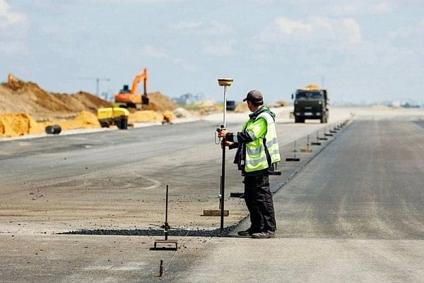 В Орле возбудили уголовное дело о хищении более 54 млн рублей при реконструкции аэропорта  Следователи возбудили уголовное дело по факту хищения более 54 млн рублей при реконструкции аэропорта Южный в Орле. Об этом сообщает ТАСС со ссылкой на пресс-службу прокуратуры региона.  "СЧ СУ УМВД России по Орловской области возбуждено уголовное дело по факту хищения мошенническим путем более 54 млн рублей бюджетных средств, выделенных в рамках указанного контракта", – говорится в сообщении. Уточняется, что дело возбуждено по ч. 4 ст. 159 УК РФ  мошенничество .  Отмечается, что в ноябре 2022 года между "Орелгосзаказчиком" и "Ирмаст-Холдинг" был заключен государственный контракт на реконструкцию аэропортового комплекса Южный в Орле. Прокуратура региона приняла меры по координации действий правоохранительных органов с целью проверки соблюдения законности при расходовании бюджетных средств, выделенных на реконструкцию.  aviaru.net/n281258