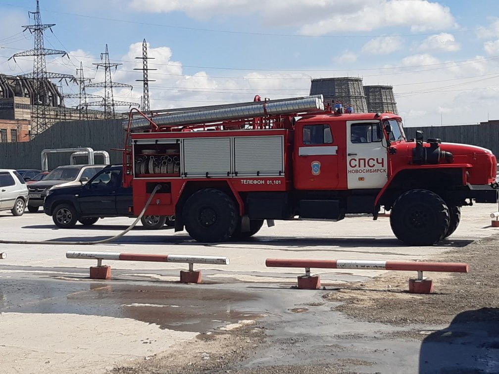 За сутки в Новосибирской области произошло 29 пожаров Особенно крупный пожар произошёл в селе Северное Северного района 27 июня. Пожарные прибыли на место через 2 минуты после вызова. На момент их прибытия горели надворные постройки. Открытое горение было ликвидировано за 17 минут, пострадавших нет. В результате пожара огнём повреждены сайдинг дома, стена бани, забор, уничтожена беседка. Общая площадь возгорания составила 20 квадратных метров. На ликвидацию происшествия были направлены 6 человек и 2 единицы техники МЧС России.