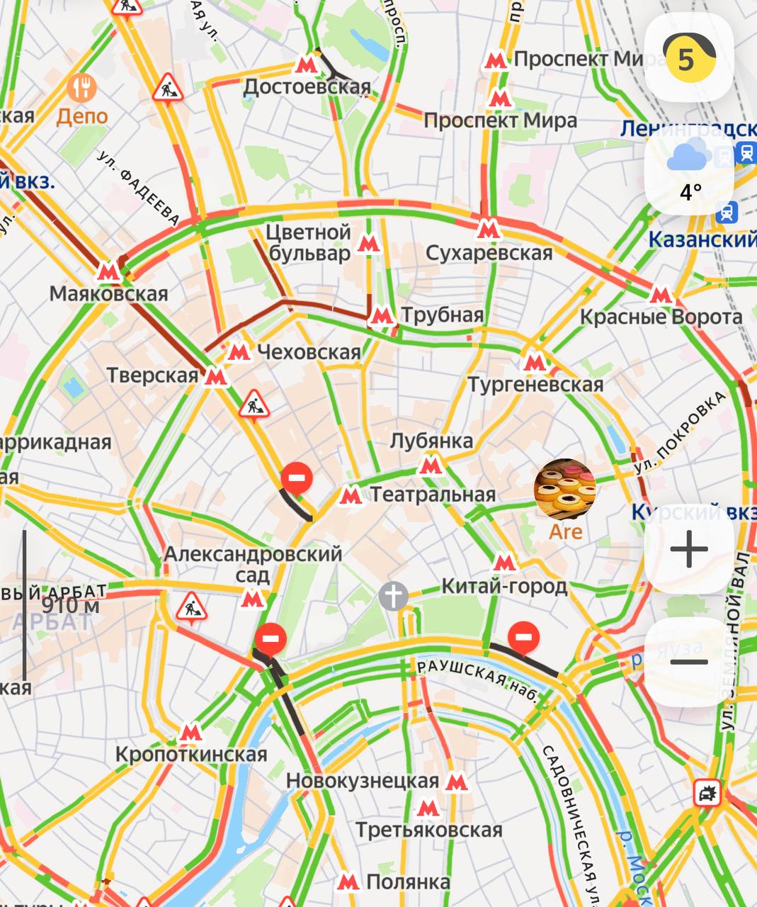 Движение временно закрыли на Большом Каменном мосту и на Кремлевской набережной Также для проезда перекрыли Тверскую улицу Движение также временно закрыли на улице Новый Арбат UPD Движение транспорта открыто на улицах Новый Арбат и Тверская на Большом Каменном мосту и Кремлевской набережной Подписаться Прислать новость