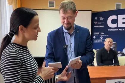 В Донецке наградили танцоров ДНР за достижения в спорте Федерация танцевального спорта ДНР провела торжественное вручение удостоверений для спортсменов в Донецке. Участники мероприятия были удостоены заслуженных наград - удостоверений о присвоении 1 спортивного разряда и звания кандидатов в мастера спорта. Об этом сообщил министр спорта и туризма Республики Юрий Мартынов. Только посмотрите на эти сияющие лица! Сколько неподдельной радости у юных спортсменов и гордости у родителей! Это результат долгих и упорных тренировок, целеустремленности и любви к танцу, - отметил он.