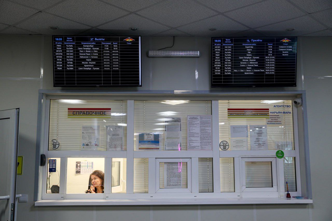 Губернатор Ненецкого АО пообещала обсудить возможность снижения цен на авиабилеты в Москву Власти Ненецкого автономного округа НАО планируют обсудить с Министерством транспорта РФ возможность снижения цен на авиабилеты в Москву сообщила губернатор региона Ирина Гехт во время прямого эфира отвечая на вопрос жителя НАО Сейчас московские рейсы не субсидируются Во время прямой линии житель региона попросил пересмотреть маршрутное авиарасписание с тем чтобы цены на самые востребованные рейсы в Москву и из Москвы остались доступными После последнего повышения коммерческие тарифы Utair для большинства жителей стали неподъемными уточнил житель Ненецкого АО Гехт отметила что решение о субсидируемых направлениях принимают федеральное министерство и Росавиация По ее словам в отношении московских рейсов было принято решение что самолеты которые летают во Внуково Шереметьево и Домодедово не субсидируются Меня эта ситуация не устраивает как и всех жителей В ближайшее время запланирована встреча с министром транспорта Андреем Никитиным и обязательно подключим наше профильное министерство развития Дальнего Востока и Арктики И для нас это конечно очень важное направление которое должно быть по ценам приемлемо сказала губернатор НАО t me I Gekht Подпишитесь на Ведомости Северо Запад