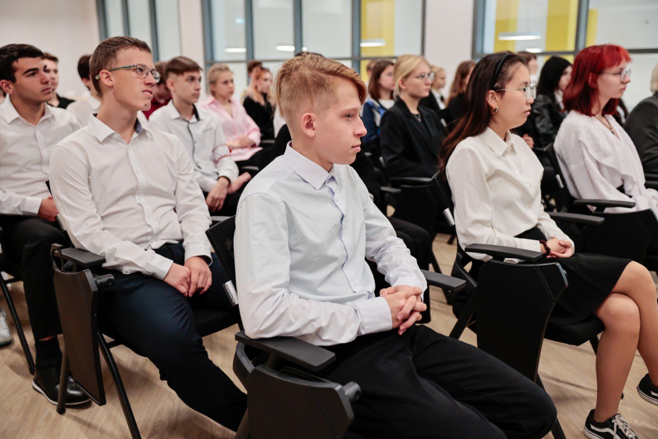 Урок предпринимательской грамотности организовали для мытищинских школьников  Открытый урок с руководителем общественной приемной уполномоченного по защите прав предпринимателей в г.о. Мытищи Романом Коробейкиным состоялся в многопрофильной лингвистической гимназии № 33.   Старшеклассникам рассказали об основах ведения бизнеса, мерах поддержки, которые оказывает государство, объяснили, какими качествами должен обладать предприниматель.    «Лекция была очень полезной для меня. В будущем планирую стать финансовым экспертом, поэтому информация о количестве и размере налогов для организаций оказалась особенно интересной», – отметила ученица 11 класса Варвара Шапорова.    Подобные встречи прошли еще в 11 школах городского округа Мытищи, где учащимся рассказывали об основах предпринимательства, защите авторских прав, о том, как складывается работа с контентом и многое из того, что интересно для тех, кто в будущем планирует развивать свое дело.  #мытищи_новости