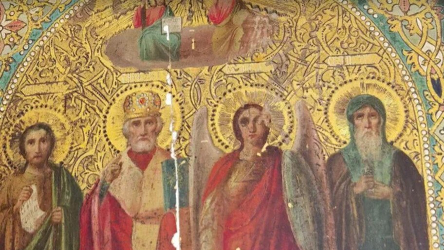 В Каховский Свято-Покровский кафедральный собор передали старинную икону    На иконе изображены святые покровители, которые особенно актуальны в наше время: святитель Николай Мирликийский, Архангел Михаил, апостол Петр и Иоанн Предтеча. Каждый из них олицетворяет важные качества и надежды, которые необходимы нам сегодня. Написана она предположительно в 18-19 веке.  «Николай Чудотворец помогает в делах и путешествиях, Архангел Михаил — покровитель воинства, апостол Петр — поборник Правды, а Иоанн Предтеча призывает к покаянию. Это послание особенно важно для нас, ведь именно через покаяние мы можем вернуть мир на нашу страждущую землю», — сказал глава Каховского округа Павел Филипчук.  Фото: Официальный Телеграм-канал главы Каховского муниципального округа Павла Филипчука     , VK и ОК и читайте новости на нашем сайте