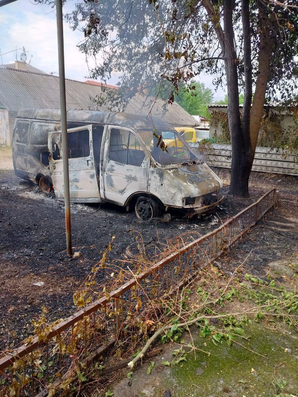 ВСУ нанесли удар по Новой Каховке В результате обстрела загорелись здание бывшей школы и припаркованный микроавтобус. По предварительным данным, обошлось без жертв и пострадавших.