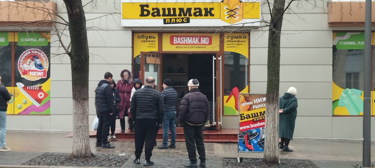 В Бендерах горел магазин Башмак Сегодня утром ещё до открытия магазина дым заметили соседи и позвонили на 101 Внутри было сильное задымление Огнеборцы обнаружили очаг возгорания в углу зала с одеждой Оперативно потушили огонь Стены в одном из торговых залов сильно закопчены пострадал потолок сгорели вещи Инспекторы Госпожнадзора проводят разбирательство устанавливают причину пожара GUpCS