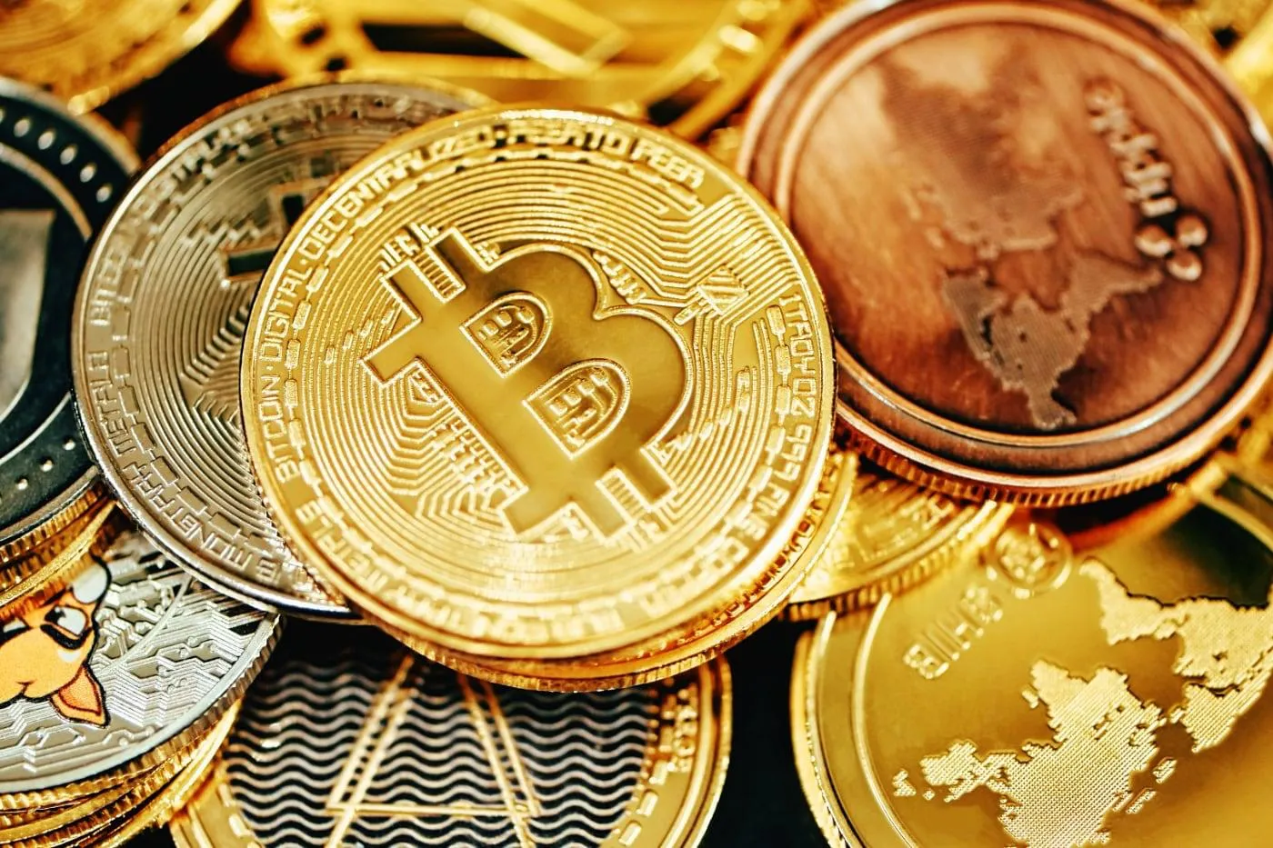 Claude сотворил чудо ИИ помог вернуть доступ пользователя к 5 биткоинам на 400 тысяч которые зависли на 11 лет Claude не взламывал сам кошелёк а смог найти пароль от него Пользователь загрузил в Claude все файлы со старого компьютера после чего ИИ обнаружил старый файл кошелька и seed фразу для восстановления пароля и расшифровал все данные В итоге пользователь получил свой пароль lol420fuckthePOLICE и доступ к кошельку На счету было 5 биткоинов которые были куплены в 2015 году по 250 за штуку   www iphones ru 1371978 новости iphonesru