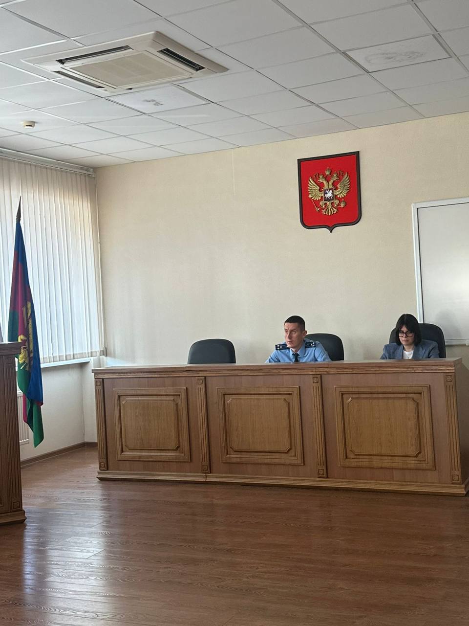 В прокуратуре Прикубанского административного округа г. Краснодара проведено расширенное заседание межведомственной рабочей группы по вопросам исполнения решений судов, вынесенных по искам прокурора   Заместителем прокурора округа Николаем Асабиным с участием заместителя главы МО г. Краснодар Надежды Панаетовой, руководителей структурных подразделений администрации МО г. Краснодар, исполняющего обязанности начальника территориального подразделения ГУ ФССП России по краю и судебных приставов отделения, глав органов местного самоуправления округа проведено очередное расширенное заседание межведомственной рабочей группы по вопросам исполнения решений судов, вынесенных по искам прокурора.  В ходе совещания подробно обсуждено каждое находящееся на исполнении исполнительное производство, обсуждены проблемы и пути их решения, указано на просчеты и недостатки при совершении исполнительских действий, а также поручено активизировать работу по привлечению должностных лиц, ответственных за исполнение решений суда, вынесенных по искам прокурора, к административной ответственности, по ряду исполнительных производств поставлена задача рассмотреть вопрос о наличии оснований для уголовно-правовой оценке бездействия виновных лиц. По 4 находящимся на исполнении исполнительным производствам принято решение об их окончании в связи с фактическим исполнением.    Указанные вопросы находятся на постоянном контроле прокуратуры округа.