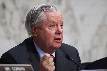 Американский сенатор предложил освободить от пошлин помогающие Украине страны Американский Линдси Грэм внесен в перечень террористов и экстремистов Росфинмониторинга предложил исключить из законопроекта о «сокрушительных» санкциях против России страны, оказывающие помощь Украине. Об этом сообщает The Hill. Грэм отметил, что некоторые европейские страны продолжают импортировать российский газ и нефть, но при этом они «очень помогли» Киеву. «Поэтому я хочу их исключить. Я говорю Китаю: если вы не хотите иметь 500-процентный тариф, помогите Украине», — сказал он. Проект закона об антироссийских санкциях, предложенного Грэмом и сенатором Ричардом Блюменталем, предполагает введение 500-процентной пошлины на импорт из стран, которые покупают российскую нефть, нефтепродукты, природный газ или уран. Ранее Блюменталь и Грэм захотели успеть принять законопроект о новых санкциях против РФ до саммита «Большой семерки» G7 , который пройдет в Канаде с 15 по 17 июня.