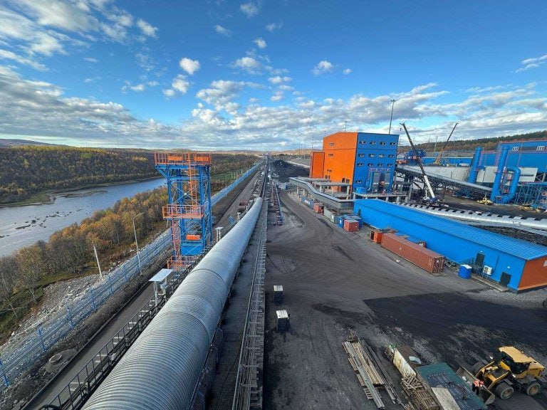 Полярный взгляд from Уголь уголёк Нацпроектстрой объявил о вводе в эксплуатацию сооружений первого этапа комплекса перегрузки угля Лавна Ростехнадзор подтвердил соответствие объектов требованиям По информации пресс службы группы компаний проектирование и строительство комплекса выполняет ТЭК Мосэнерго Введены в эксплуатацию 8 9 км железнодорожных путей 583 м причальной галереи пять конвейерных эстакад пять пересыпных станций приводная станция открытая складская площадка а также вспомогательные объекты и инженерные сети Строительство продолжается в рамках следующих этапов для обеспечения грузооборота на уровне 18 млн тонн в год Завершение работ запланировано на следующий год Первый угольный состав Лавна приняла в декабре 2023 года В марте 2025 года состоялась торжественная отгрузка первой партии подробнее на канале Полярный взгляд
