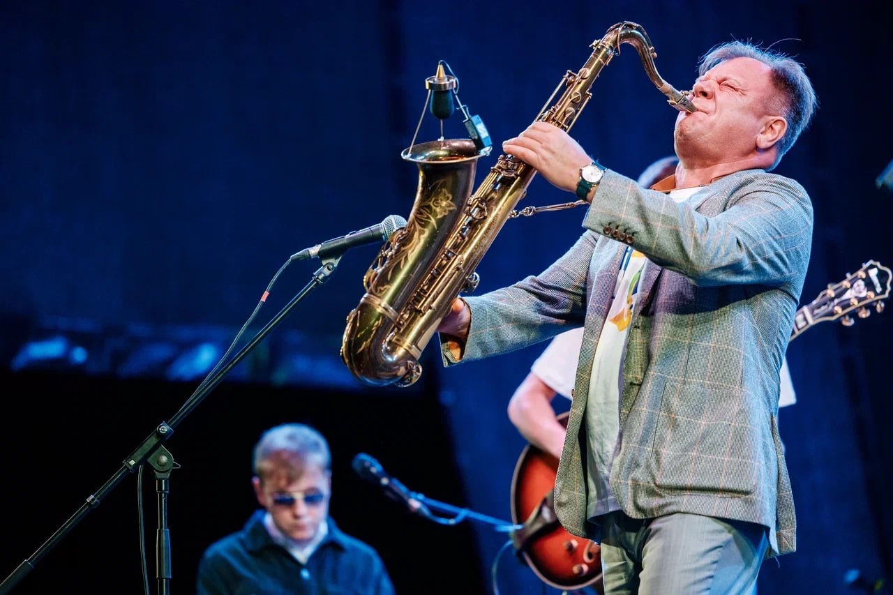 XVI Sochi Jazz Festival объявил имена участников С 8 по 16 сентября в главном городе курорте страны пройдет XVI Международный джаз фестиваль Sochi Jazz Festival Гостей ждет насыщенная программа мировые премьеры произведений эксклюзивные концерты творческие встречи с легендами джаза мастер классы для профессионалов и меломанов а также джем сейшны Фестиваль традиционно задает новые тенденции в музыкальной жизни страны и объединяет на одной сцене звезд мировой величины и молодых талантливых исполнителей Наш Sochi Jazz Festival для меня является одним из самых важных фестивалей в стране ведь исторически джазовое фестивальное движение начиналось именно на курортах Самый первый в мире джазовый фестиваль прошел в Ницце в 1948 году В Советское время в Сочи тоже проходили джазовые фестивали и они были наполнены энергией солнца воздуха и воды Вот уже шестнадцатый год мы держим планку ведущего джазового фестиваля России и продолжаем радовать жителей и гостей Сочи яркими артистами и уникальными программами В этом году впервые в городе курорте прозвучит наш джазовый спектакль Петя и волк где в роли рассказчика выступит замечательный актер Виктор Добронравов Авторские программы представят Алексей Гоман Александр Ф Скляр наши гости из Узбекистана и другие артисты Конечно традиционно пройдут концерты на Площади Флага со свободным входом и масштабная образовательная программа рассказывает художественный руководитель Фестиваля Игорь Бутман Открытие Фестиваля состоится 8 сентября в Зимнем театре в этот вечер основатель и художественный руководитель Фестиваля народный артист России Игорь Бутман и заслуженный артист России Виктор Добронравов в сопровождении Московского джазового оркестра представят джазовый спектакль Петя и волк обновленную версию легендарной музыкальной сказки Сергей Прокофьева в авторских джазовых аранжировках Кристины Крит Также концерты в Зимнем театре состоятся 12 и 13 сентября Концерт 12 сентября пройдет при участии победителя шоу Народный артист Алексея Гомана и его Маленького оркестра а также группы Jazzirama Узбекистан Маленький оркестр исполнит величайшие песни 60 70 х годов и авторские песни на стихи серебряного века а группа Jazzirama познакомит зрителей с национальной узбекской музыкой 13 сентября для жителей и гостей Сочи выступит Александр Ф Скляр и Тромбон шоу под руководством Максима Пиганова с программой посвященной творческому наследию Леонида Утесова а также ILUGDIN TRIO коллектив который смело можно назвать олицетворением понятия русский джаз Образовательная программа Sochi Jazz Festival со свободным входом будет проходить с 8 по 14 сентября в Сочинском Колледже искусств и на других образовательных площадках Завершится фестиваль 14 сентября гала концертом на сцене КЗ Фестивальный в этот вечер для жителей и гостей города выступят Игорь Бутман и Московский джазовый оркестр а также Владимир Пресняков со специальной программой Подробнее о программе на сайте фестиваля Фестиваль проходит при поддержке Министерства культуры Российской Федерации Администрации города курорта Сочи и АО Газпромбанк