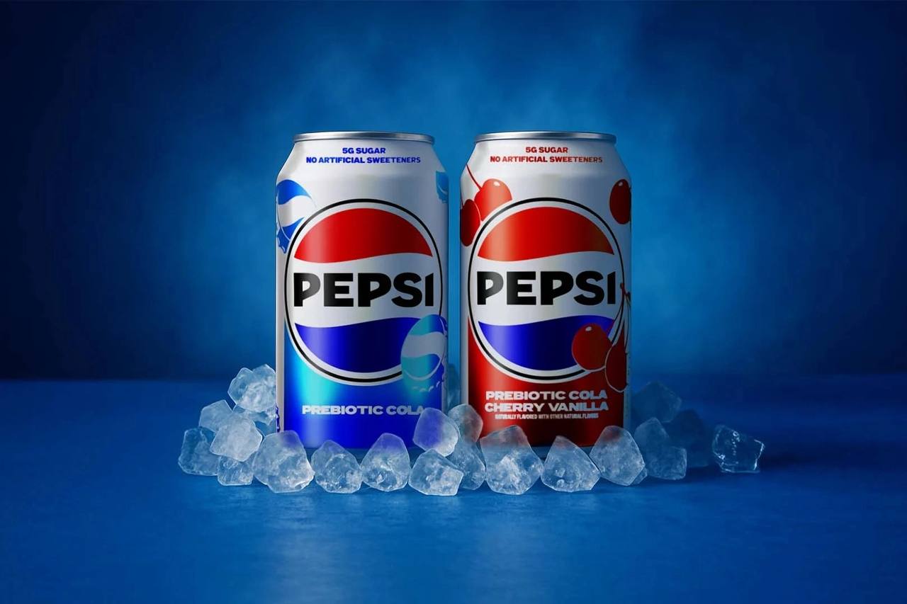 Pepsi выпускает первую в мире колу с пребиотиками. Впервые за 20 лет в классической линейке Pepsi — настоящий апдейт. Осенью в США стартуют продажи Pepsi Prebiotic Cola в двух вкусах — Original Cola и Cherry Vanilla. Пребиотики — это «еда» для полезных бактерий в кишечнике. То есть теперь кола не просто бодрит, а ещё и заботится о микрофлоре. В обычных магазинах новинка появится с начала 2026 года. Запуск — часть стратегии PepsiCo по выходу в сегмент функциональных напитков: весной компания купила бренд Poppi за $1,65 млрд. Похоже, wellness‑тренды добрались и до газировки.